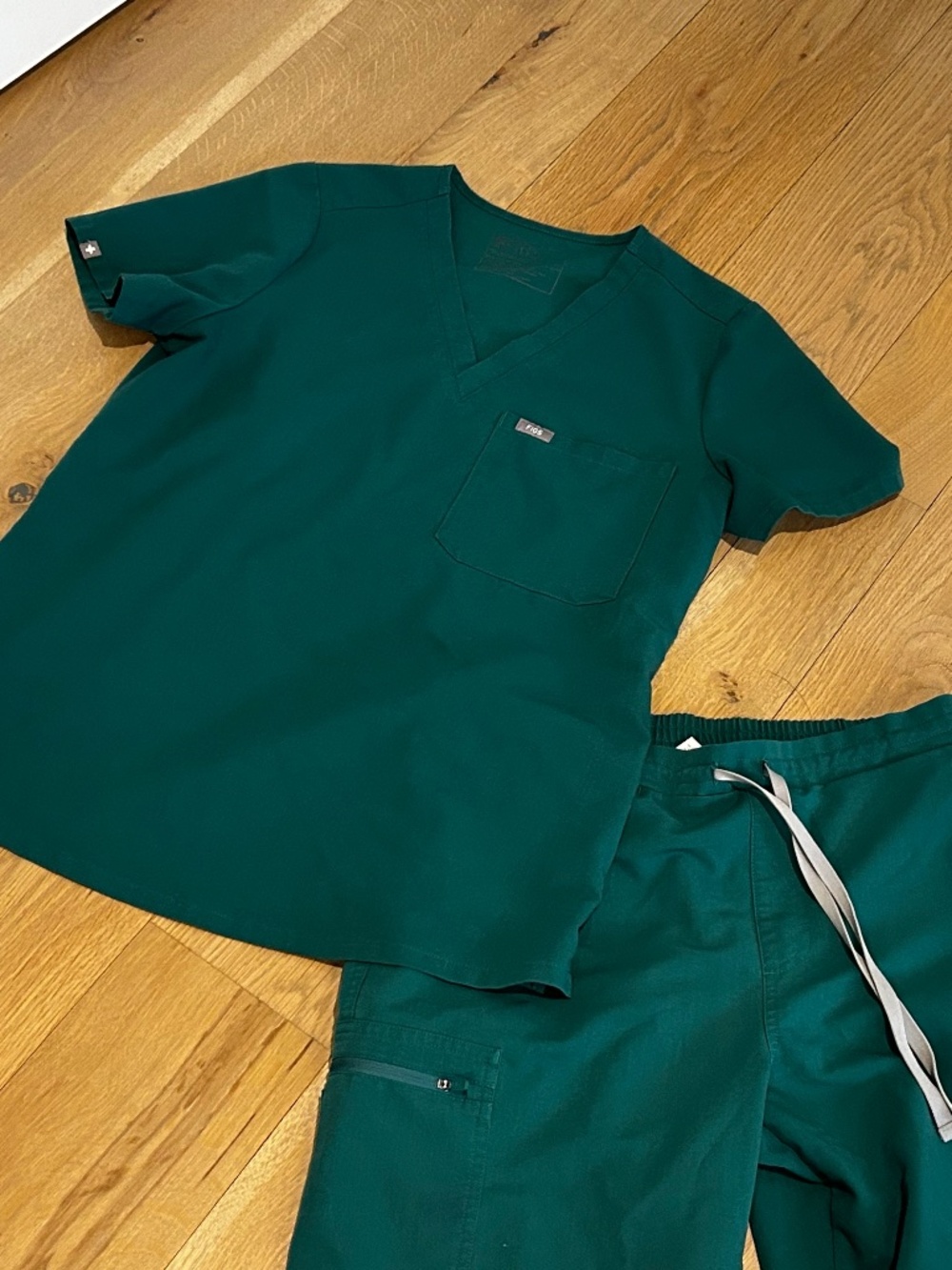 SET Figs Hunter EMERALD Green Scrubs Top M Bottoms MT - Picture 9 of 13